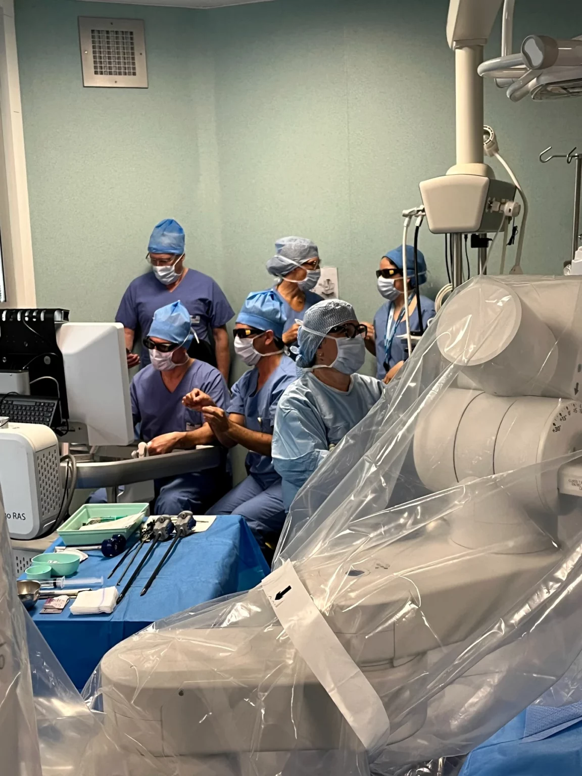 The operating theatre team at Hôpital de Nyon (Nyon Hospital) around the robot-assisted surgery console