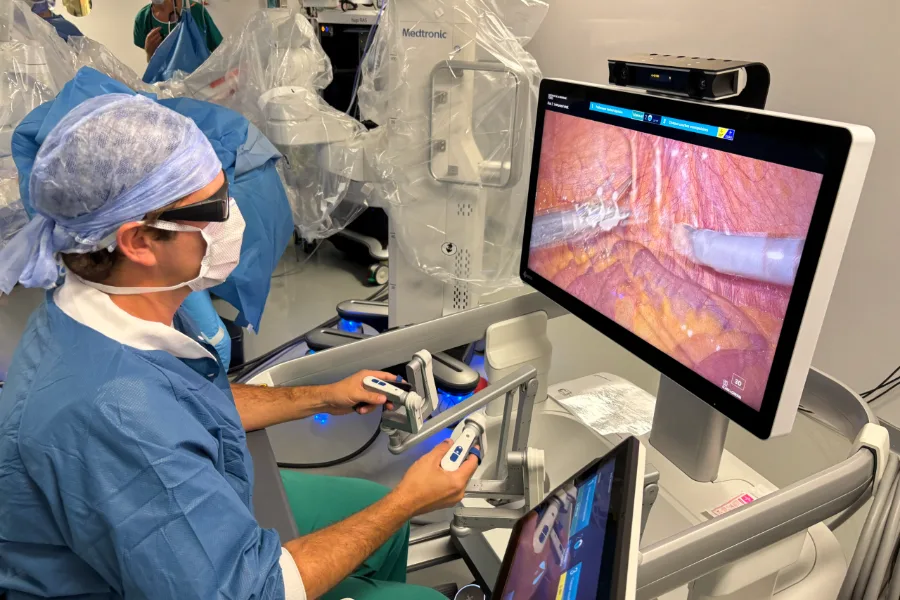 Le Dr Pierre Fournier à la console de chirurgie robot-assistée, au bloc opératoire de l’Hôpital de Nyon
