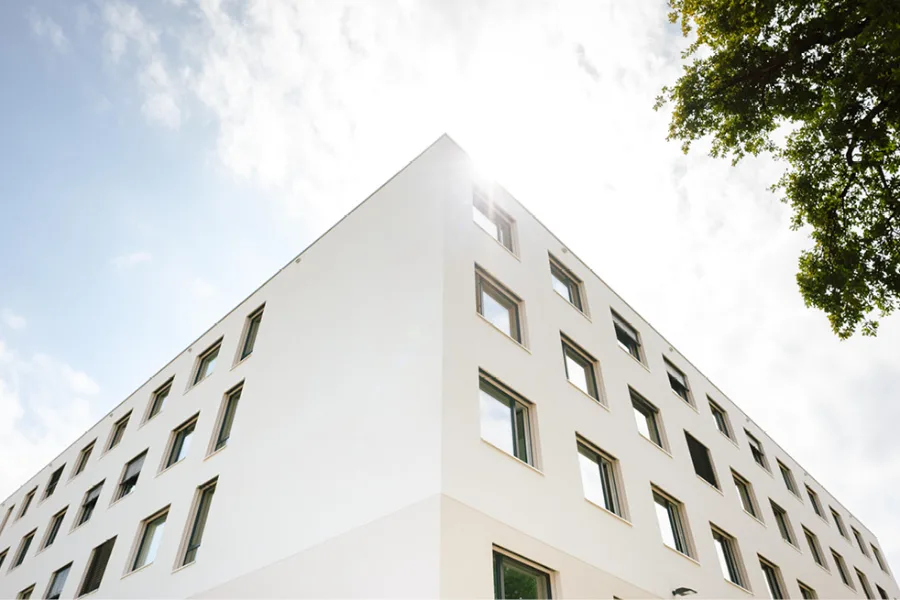 Façade blanche de l’Hôpital de Nyon sous un ciel bleu