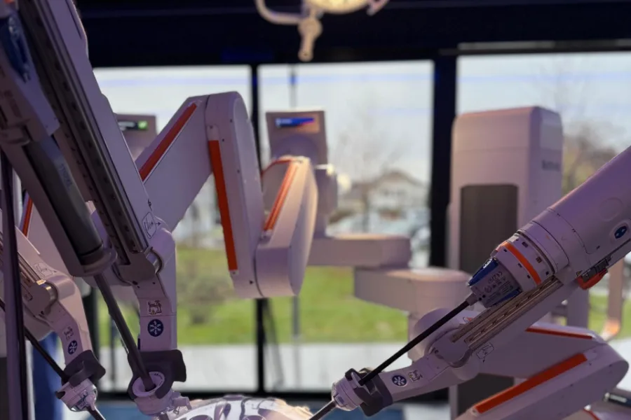 Les bras de la plateforme de chirurgie robot-assistée au bloc opératoire de l’Hôpital de Nyon